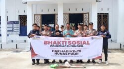 POLISI BERSAMA MASYARAKAT, POLRES ACEH SINGKIL GELAR BAKTI SOSIAL BERSIH-BERSIH MASJID DALAM RANGKA HARI JADI HUMAS POLRI KE-75