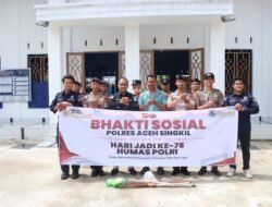 POLISI BERSAMA MASYARAKAT, POLRES ACEH SINGKIL GELAR BAKTI SOSIAL BERSIH-BERSIH MASJID DALAM RANGKA HARI JADI HUMAS POLRI KE-75