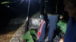 Polisi Evakuasi Pejalan Kaki Tertemper Kereta Api