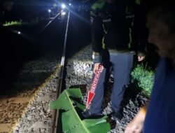 Polisi Evakuasi Pejalan Kaki Tertemper Kereta Api