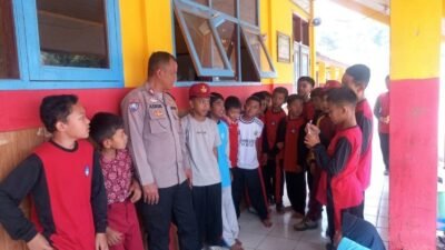 Cegah Bullying Sejak Dini, Polsek Pasirwangi Tanamkan Sikap Saling Menghargai kepada Siswa SDN 1 Karyamekar