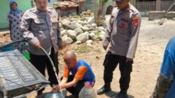 Polisi Bersama Masyarakat, Polsek Cibalong Salurkan 1.500 Liter Air Bersih untuk Warga Desa Karyasari