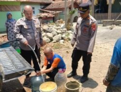 Polisi Bersama Masyarakat, Polsek Cibalong Salurkan 1.500 Liter Air Bersih untuk Warga Desa Karyasari