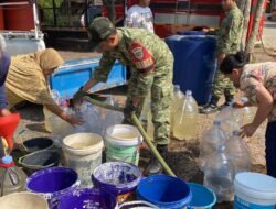 Kodim 0610/Sumedang Salurkan Air Bersih untuk Warga Desa Bongkok, Babinsa Turun Langsung