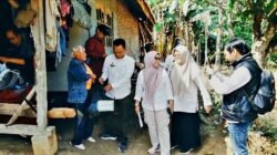 Camat Jatinunggal Salurkan Bantuan Sembako kepada Warga Desa Sukamanah