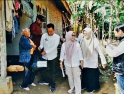 Camat Jatinunggal Salurkan Bantuan Sembako kepada Warga Desa Sukamanah